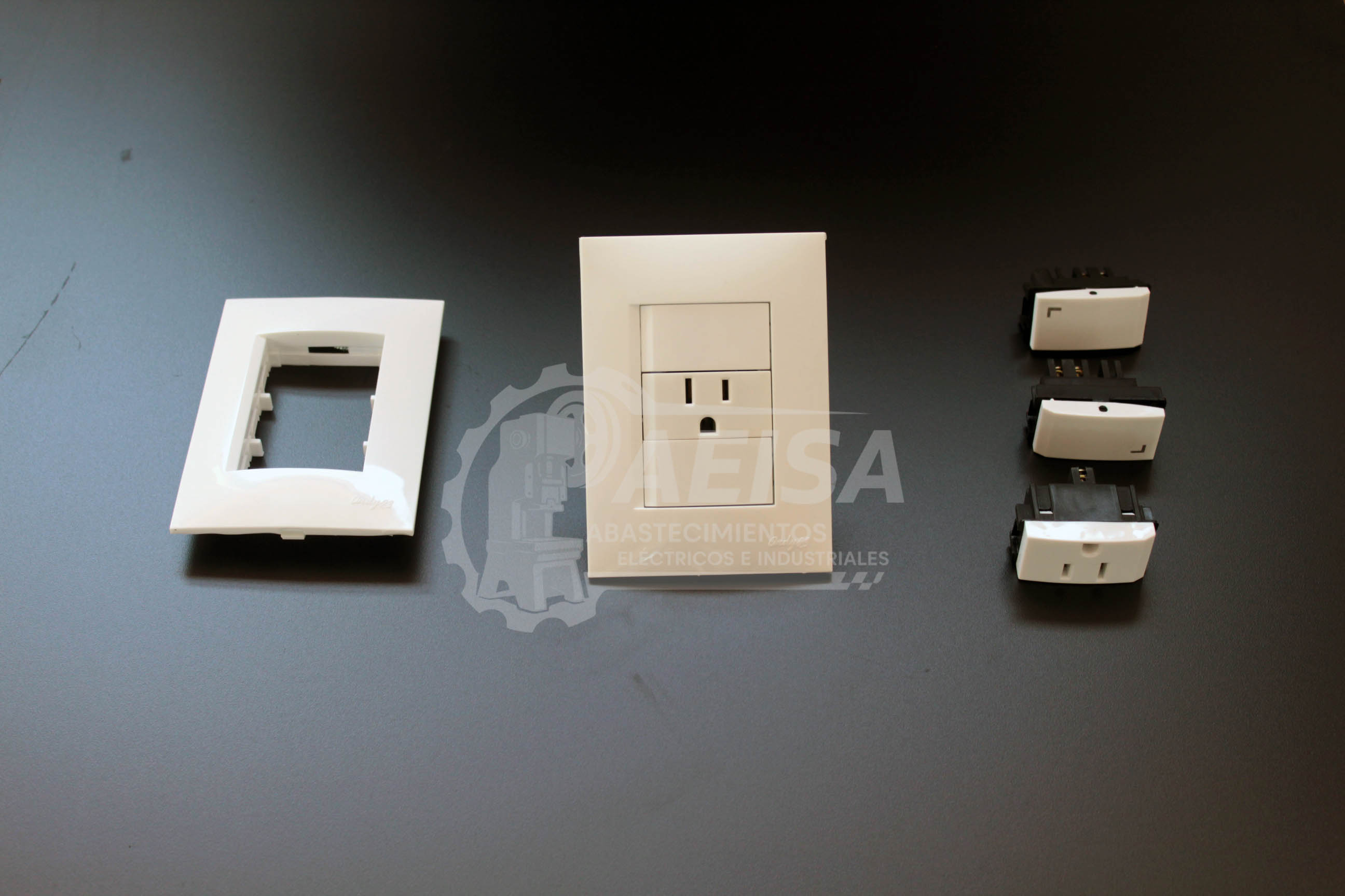 Principal 3 Placa de tres ventanas con apagadores o contactos Nylon 6.6 Modelo ANDY