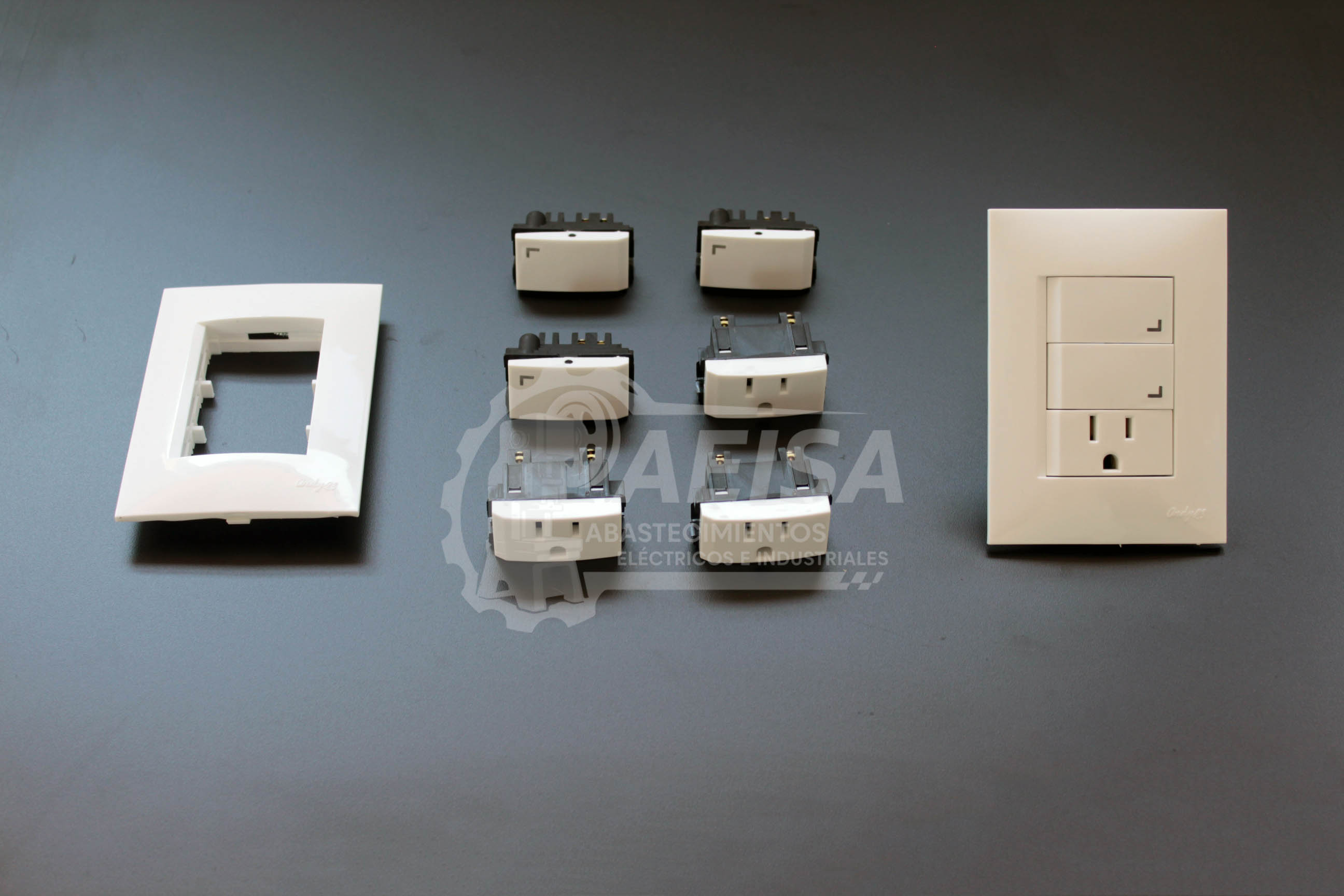 Principal 3 Placa de tres ventanas con apagadores o contactos Nylon 6.6 Modelo ANDY